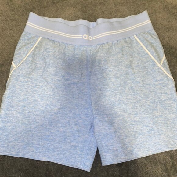 Alo Yoga short - Picture 1 of 3